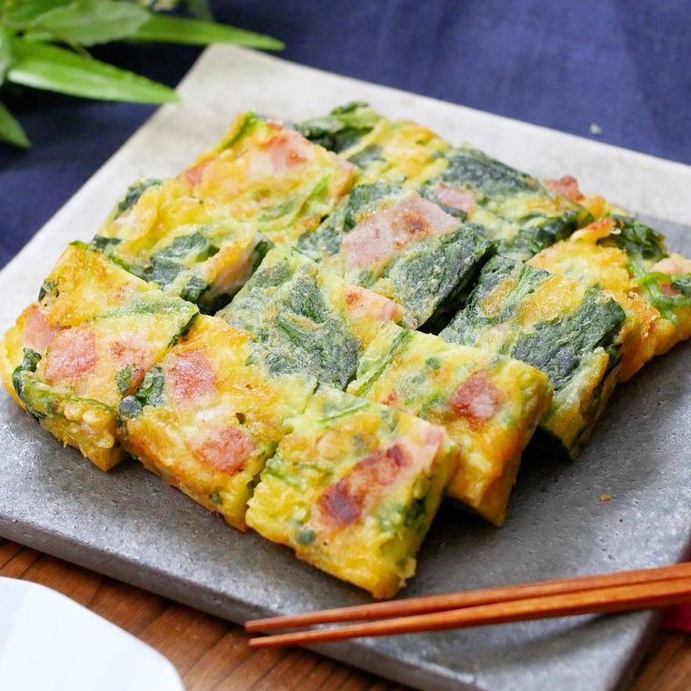 皿に盛られたベーコンチーズのほうれん草チヂミ