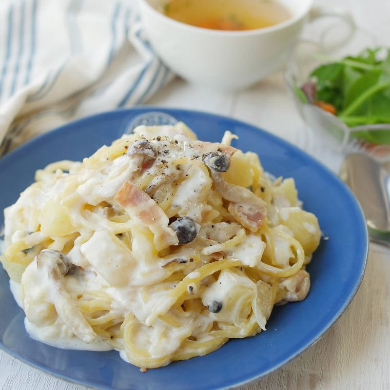 青い皿に盛られたきのこベーコンクリームパスタ