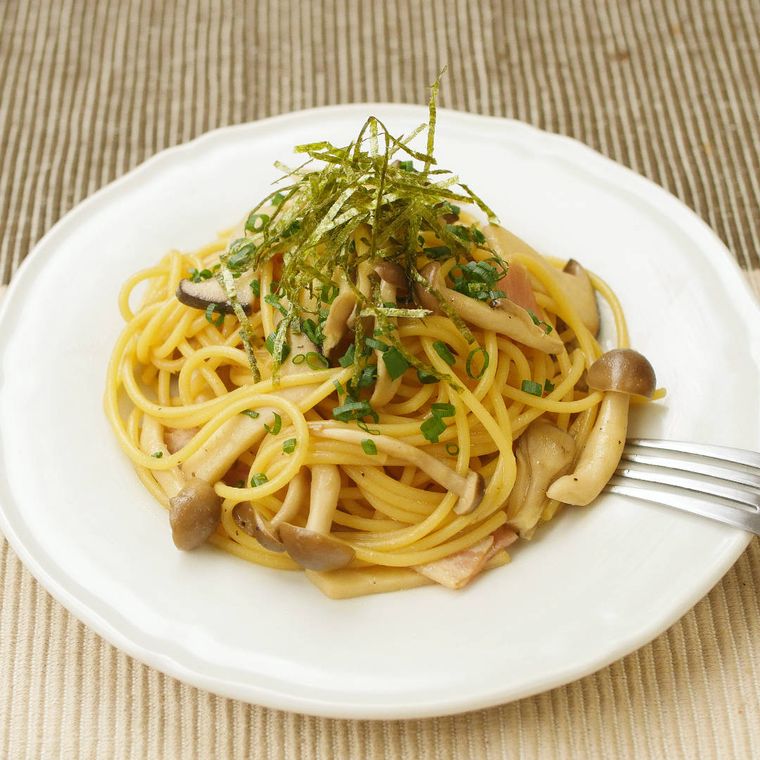 白い皿に盛られた和風きのこパスタ