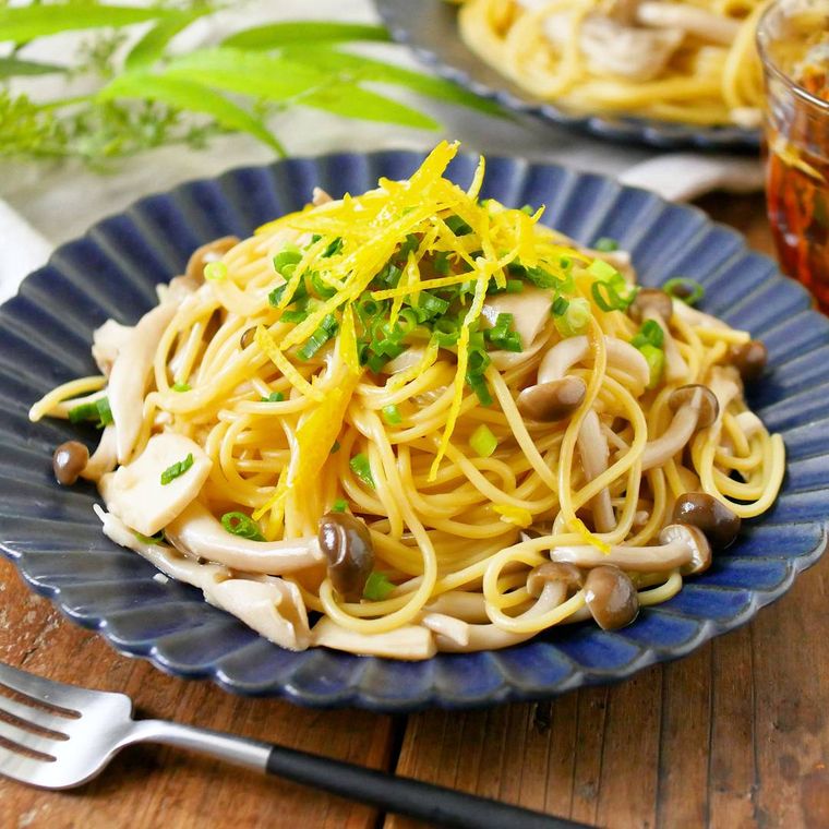 青い皿に盛られたゆず香る和風きのこパスタ
