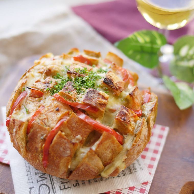 カッティングボードの上に盛りつけられたアボカドトマトのプルアパートブレッド