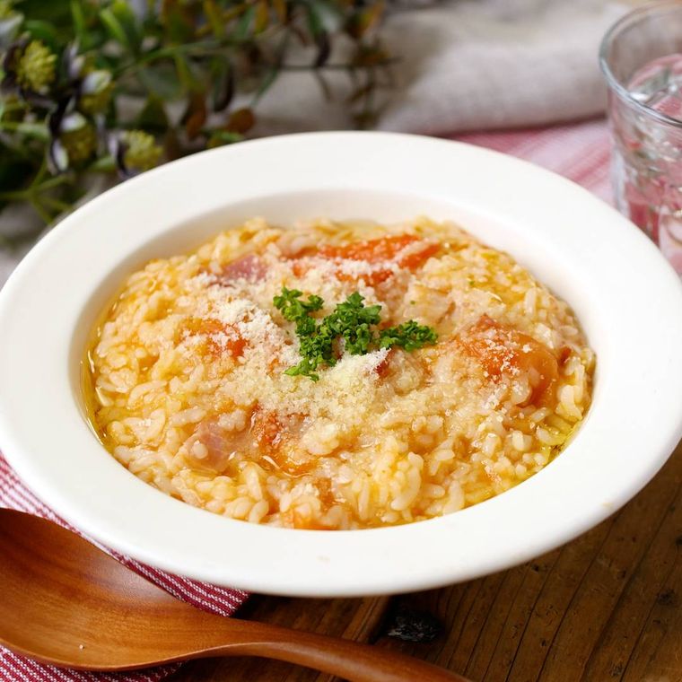 白い深皿に盛りつけられたトマトチーズリゾット