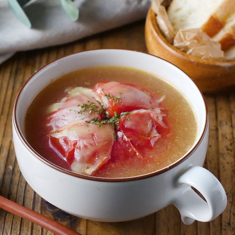 白いマグカップに盛りつけられた丸ごとトマトのカップスープ