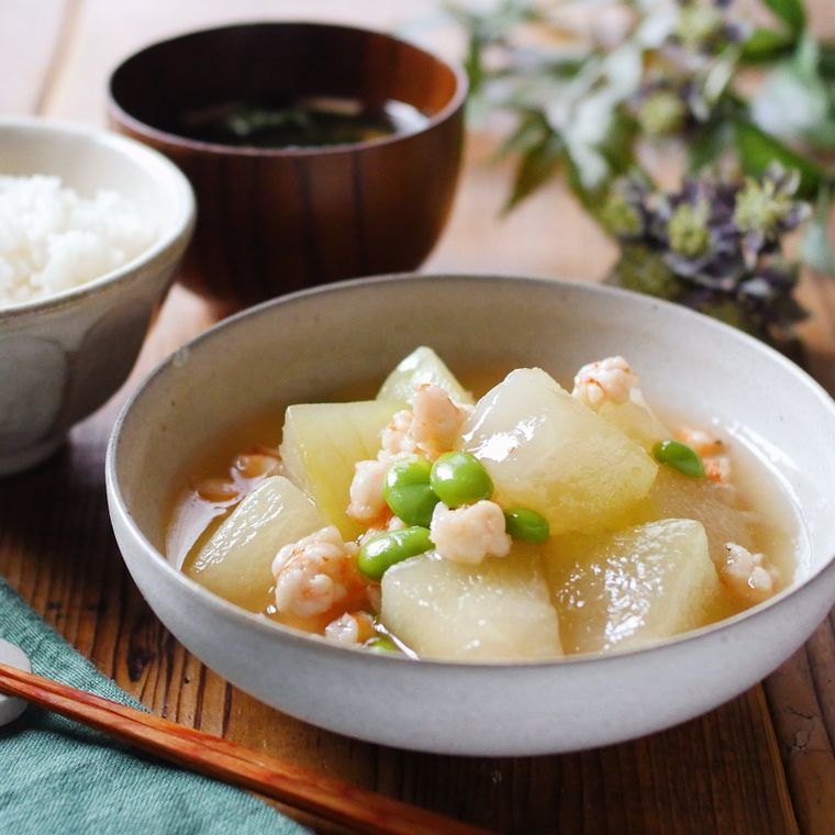 白い深皿に盛りつけられている冬瓜とえび、枝豆入りのあんかけ