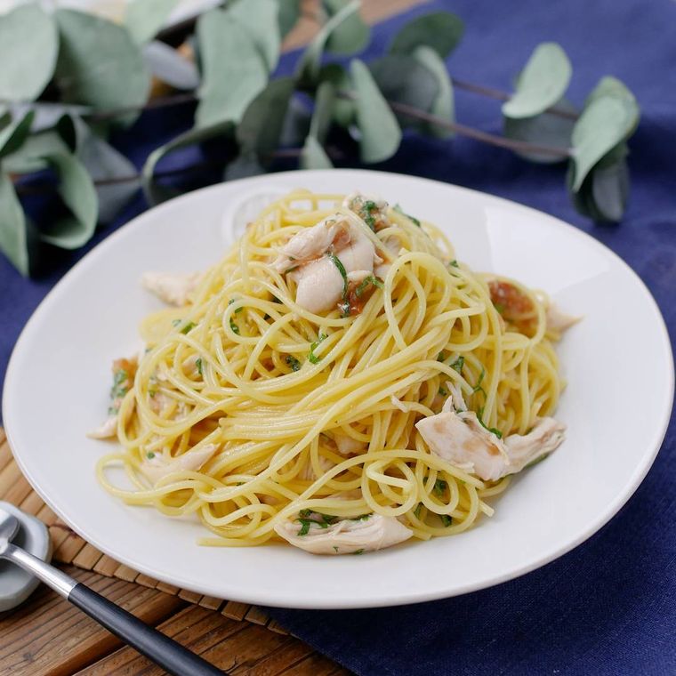 白い皿に盛られたささみと梅のパスタ