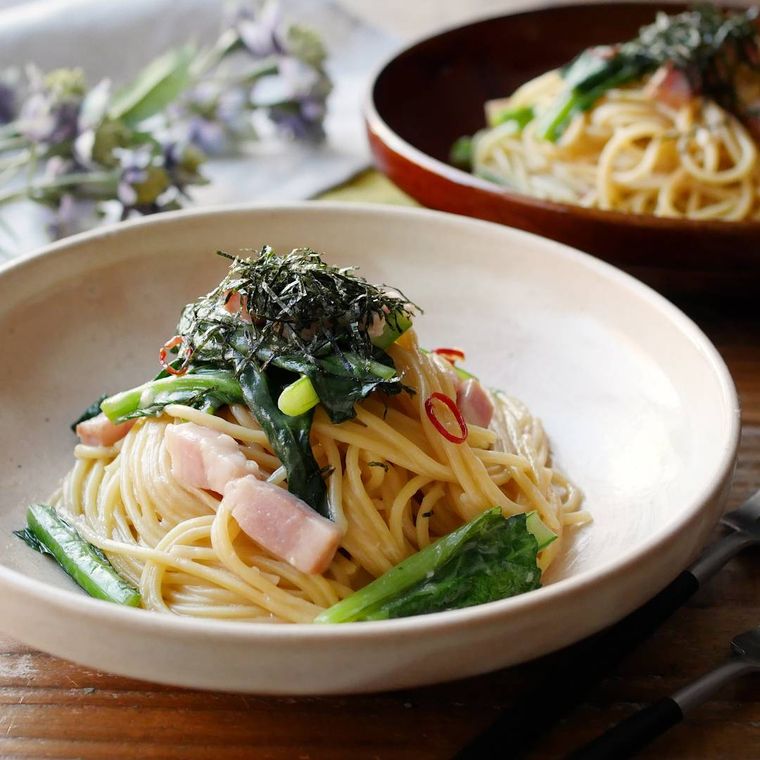 白い皿に盛られた、小松菜のめんつゆペペロンチーノ