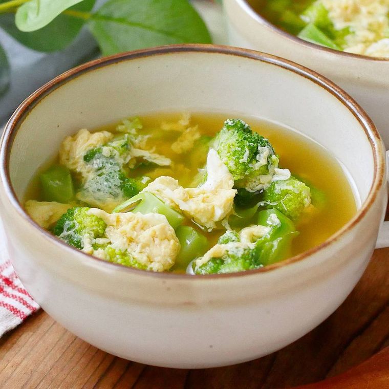 ブラウンに縁どられたカップに入っているブロッコリーの和風卵スープ