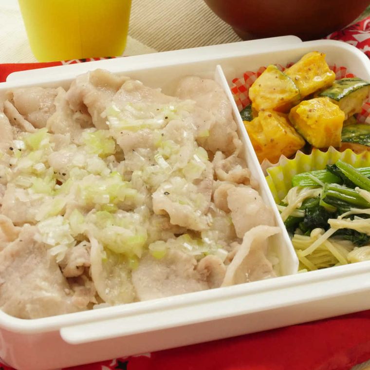 弁当箱に入った豚バラ肉の焼かないネギ塩カルビ弁当