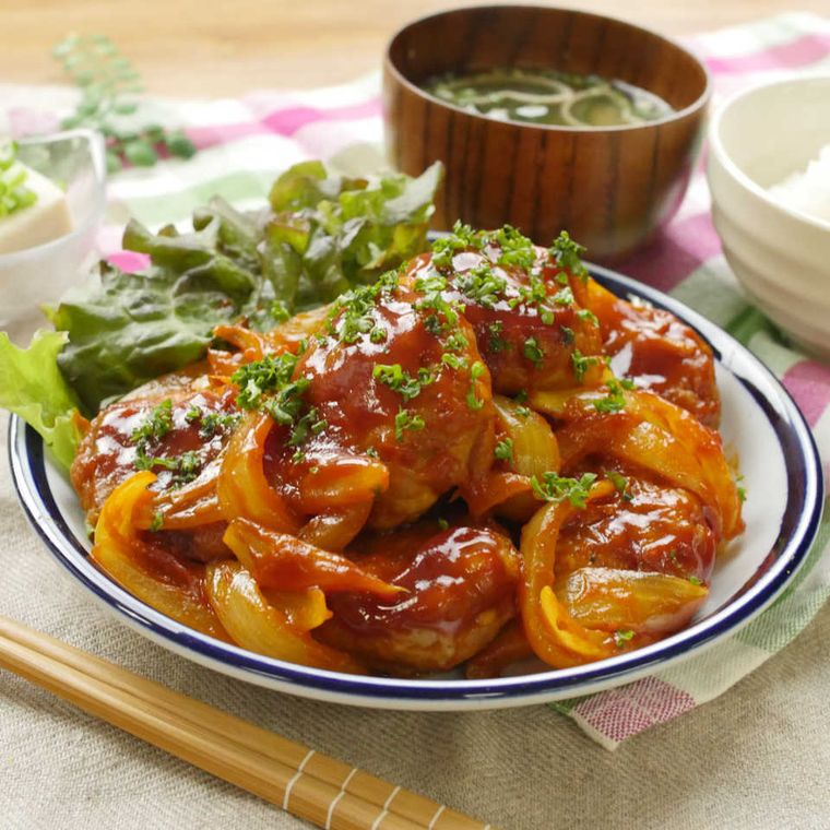 皿に盛り付けられた豚こま肉のカレーケチャップ炒め