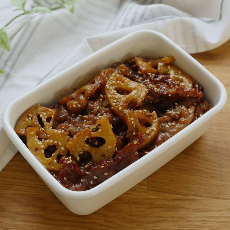 容器に入った豚肉とれんこんの甘辛炒め