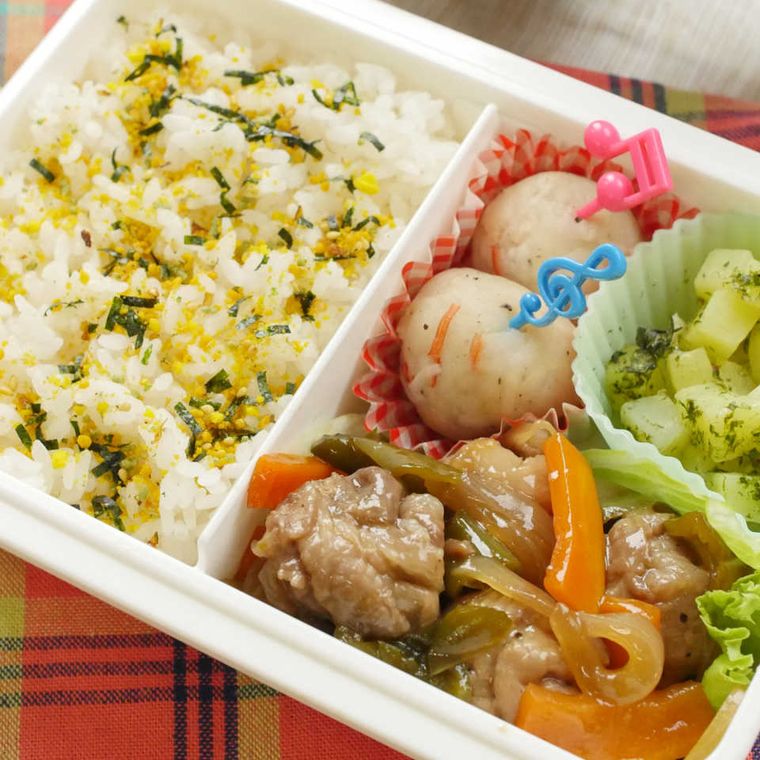 弁当箱に入った豚こま肉で揚げない酢豚弁当