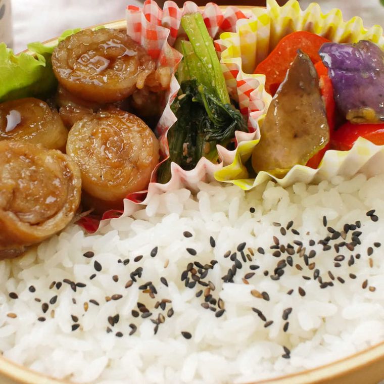 弁当箱に入った豚バラ肉でとろとろ豚の角煮風弁当