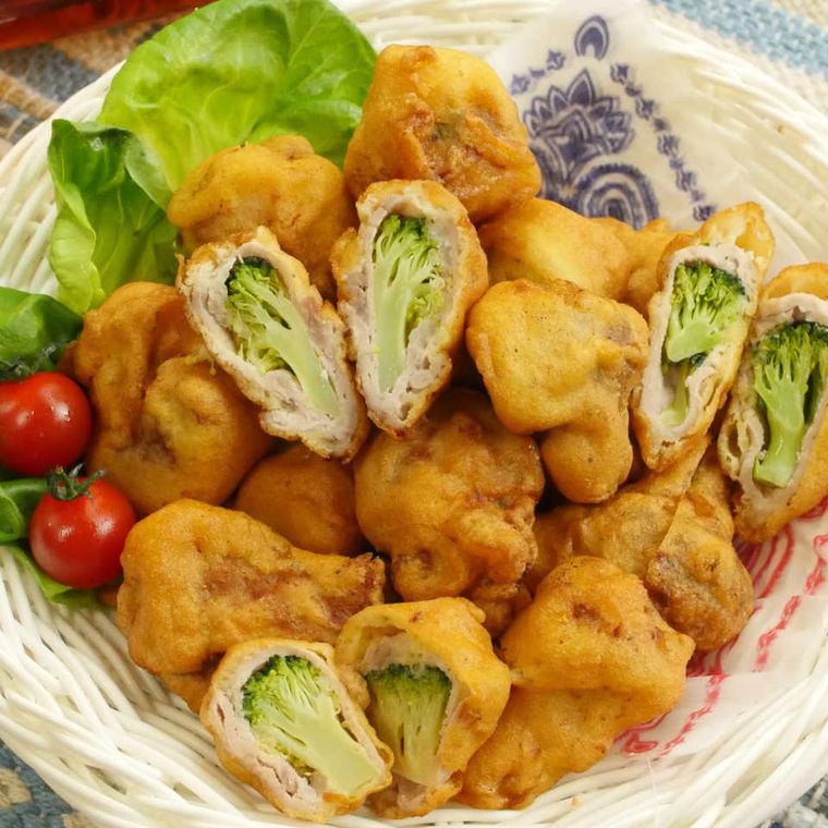 器に盛り付けられたブロッコリーの肉巻きフリッター