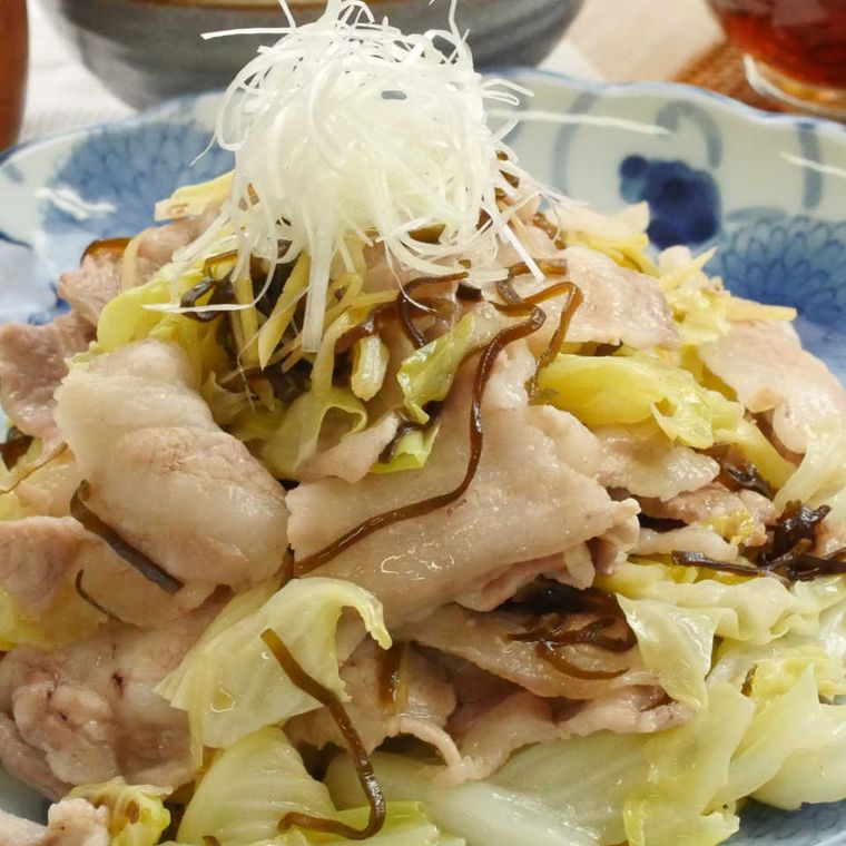 皿に盛り付けられた豚バラキャベツの塩こんぶ蒸し