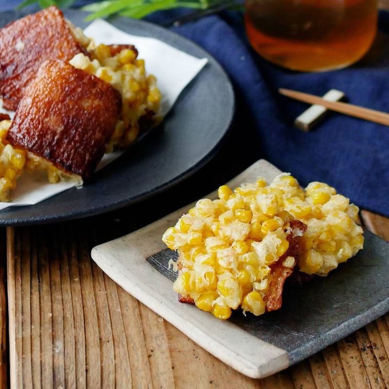 ツートンの角皿に盛りつけられたちくわととうもろこしのかき揚げ