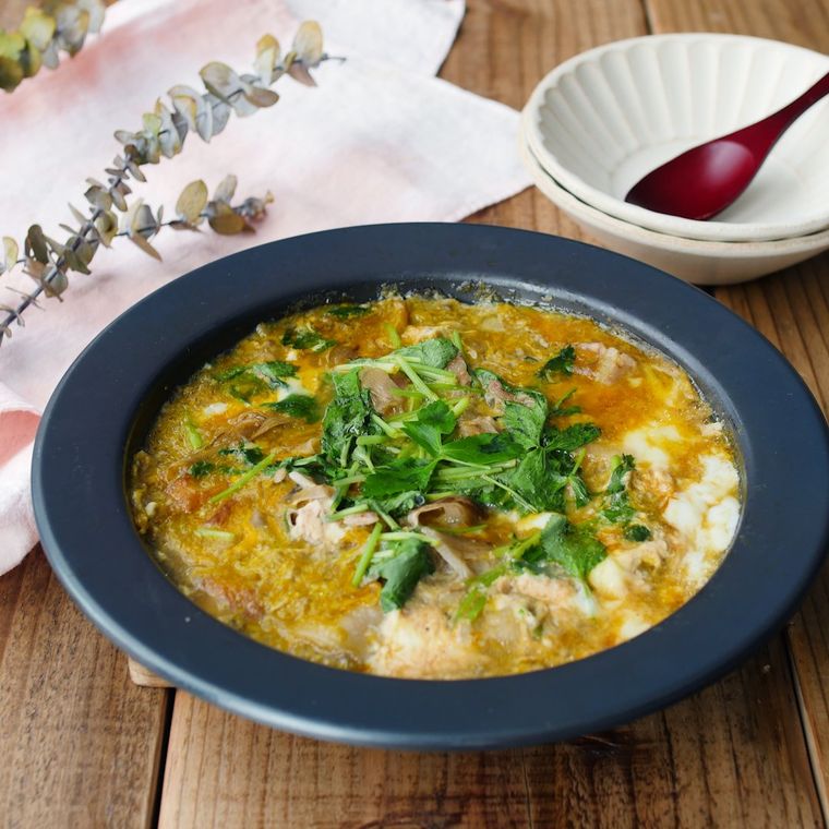 藍色のプレートに盛りつけられているちくわと豚バラ肉の柳川風