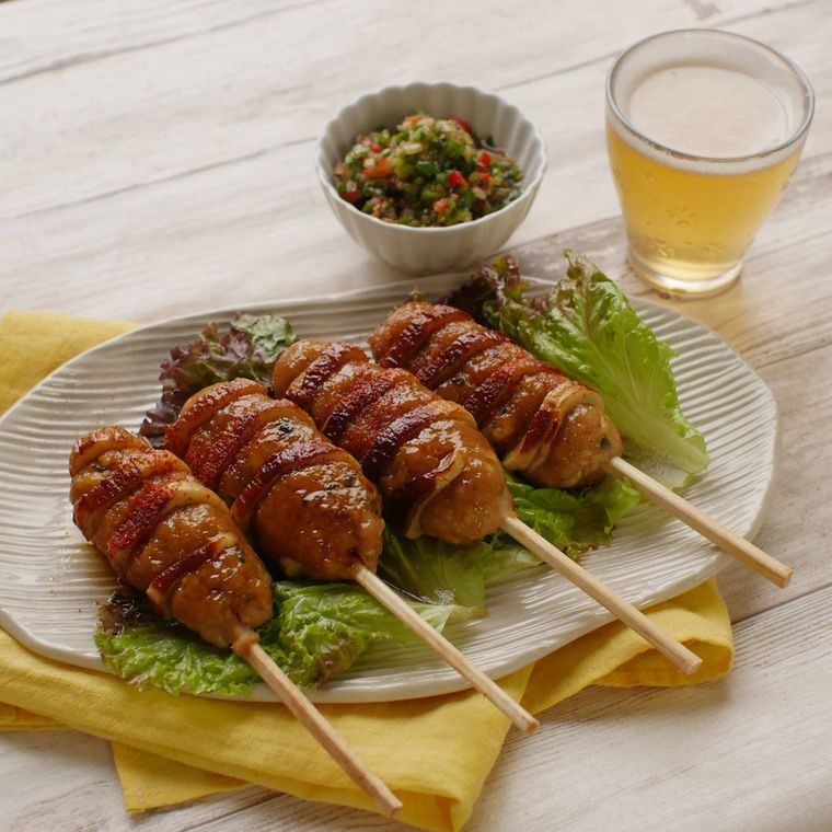 すじ模様の変形皿に盛りつけられた鶏つくねのちくわクルクル焼き