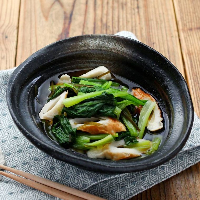 黒い小鉢に盛りつけられたちくわと小松菜、塩昆布入りのおひたし