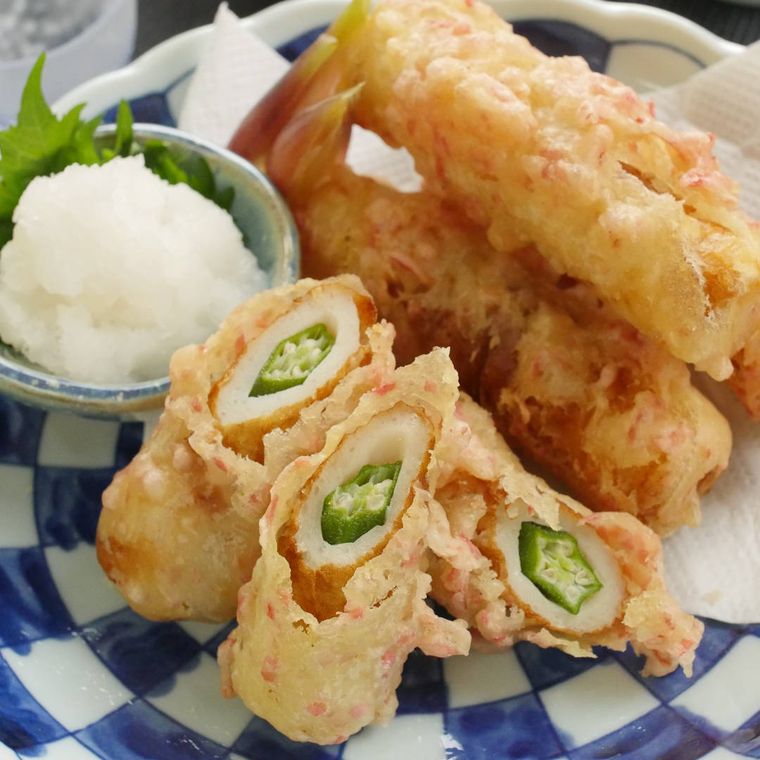 格子柄の皿に盛りつけられたオクラとちくわの天ぷら、大根おろし