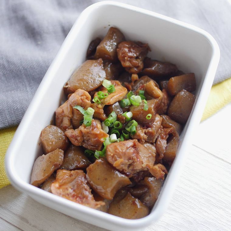 保存容器に入った鶏もも肉とこんにゃくのおかか煮