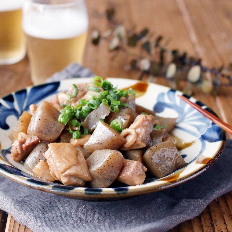 皿に盛られた鶏もも肉とこんにゃくのオイスター煮