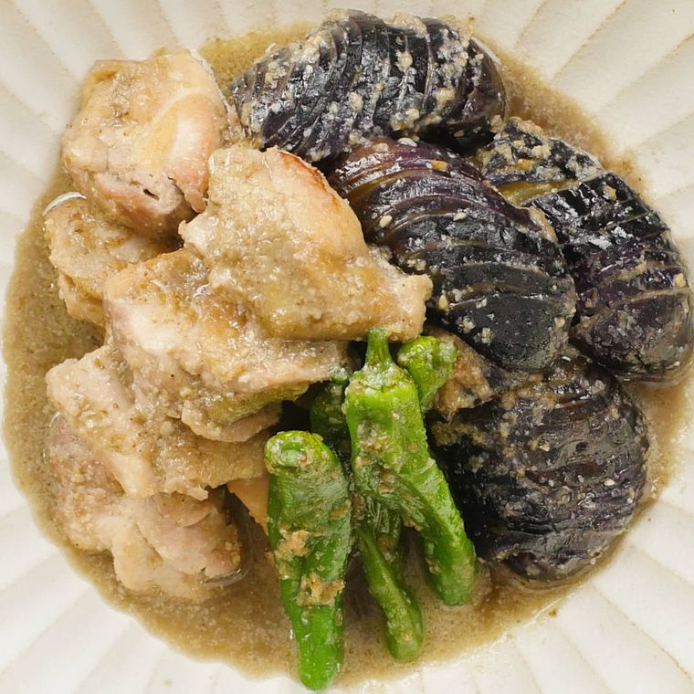 皿に盛られた鶏もも肉となすの白ごま味噌煮込み