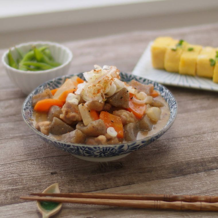 皿に盛られた鶏もも肉とこんにゃくのみそ煮