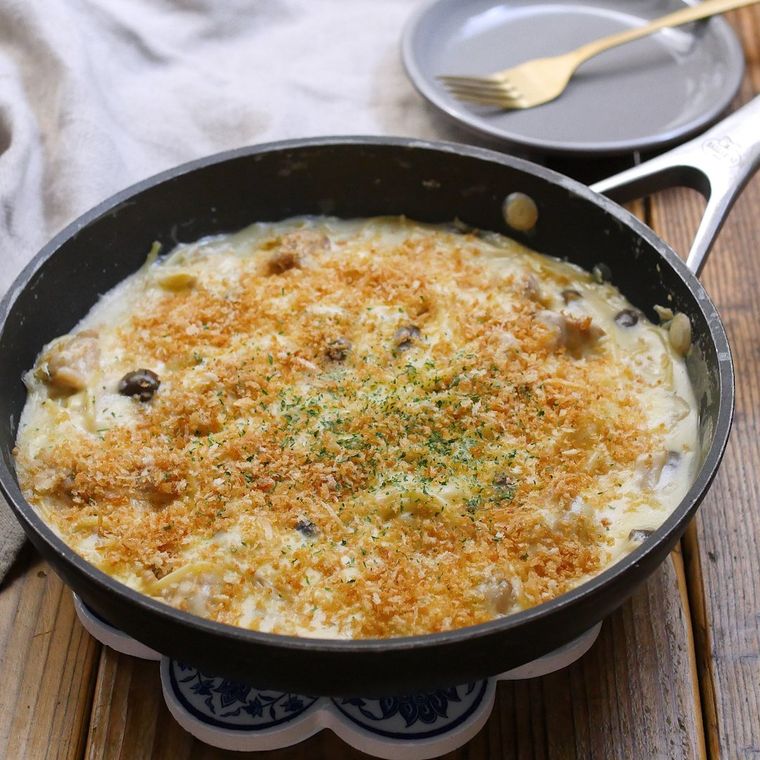 フライパンでサーブされた、粉チーズとパン粉でグラタン風に仕上げる鶏もも肉のパスタ