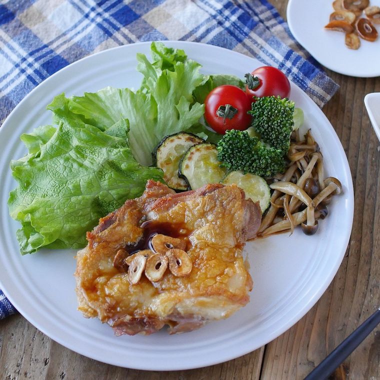 白い皿に盛られたにんにく風味のチキンソテー