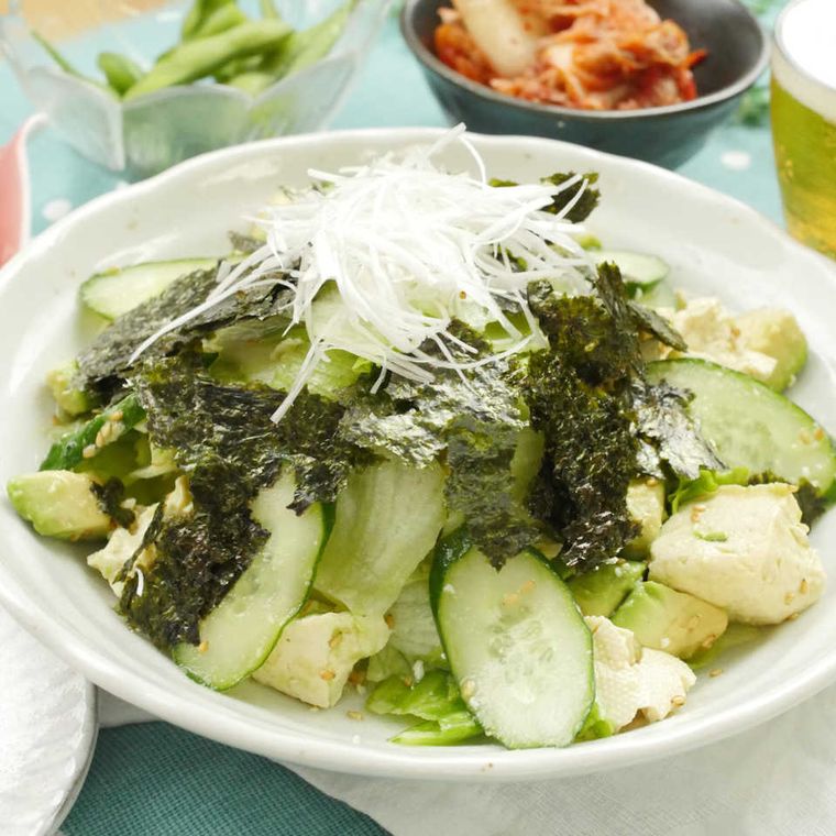 白い皿に盛り付けられたくずし豆腐とアボカドのチョレギサラダ