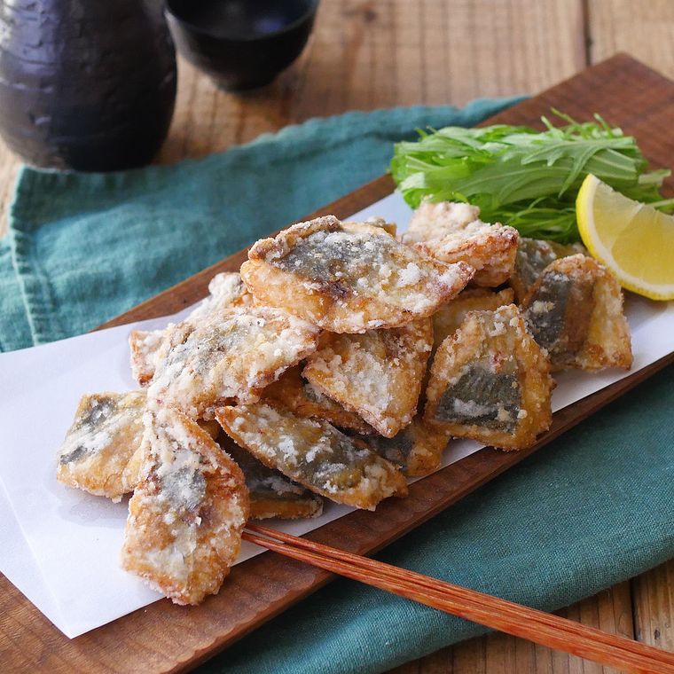 木皿に盛り付けられたあじの竜田揚げ