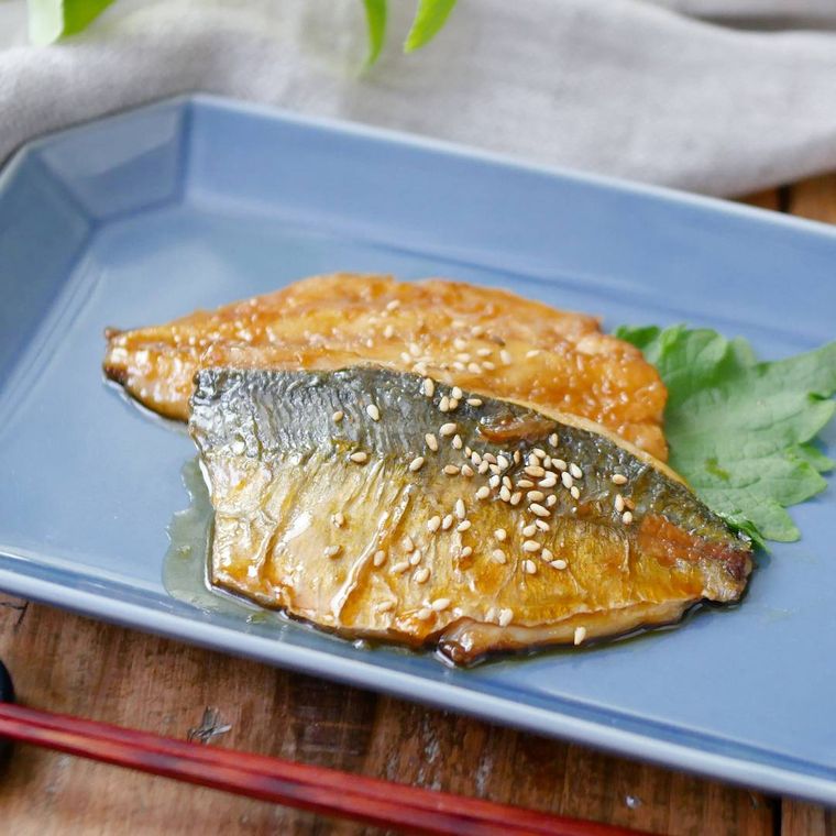 青いお皿に盛り付けられたあじの蒲焼き