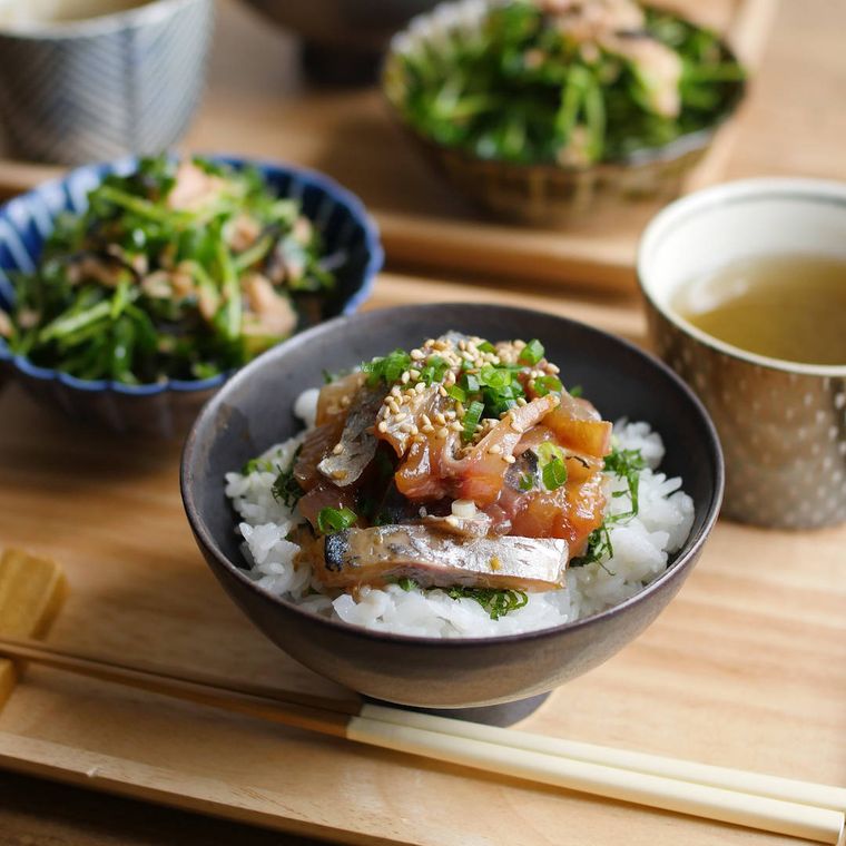 黒いお茶碗に盛り付けられた、あじの漬け丼