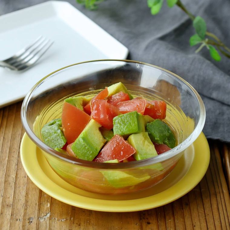 透明なお皿に盛り付けたトマトとアボカドのさっぱりサラダ