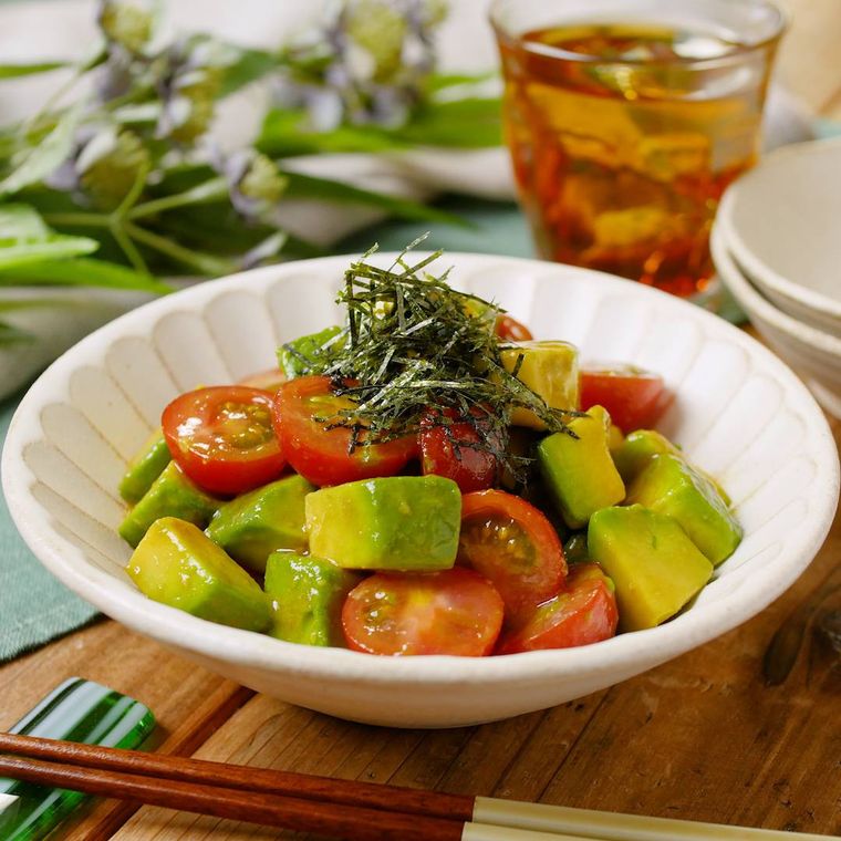 白いお皿に盛り付けたアボカドとミニトマトのわさびしょうゆ和え