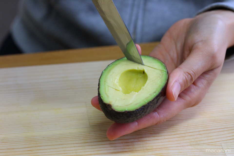 コップで瞬間技 アボカドの剥き方 種の取り方の簡単テク 2ページ目 Macaroni