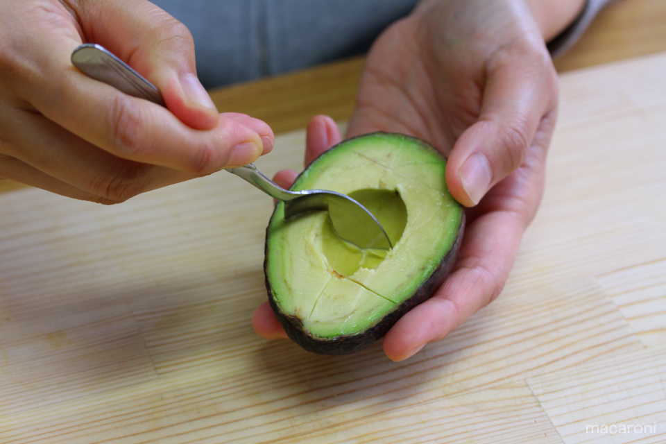 コップで瞬間技 アボカドの剥き方 種の取り方の簡単テク 2ページ目 Macaroni