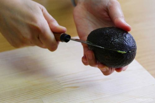 コップで瞬間技 アボカドの剥き方 種の取り方の簡単テク Macaroni