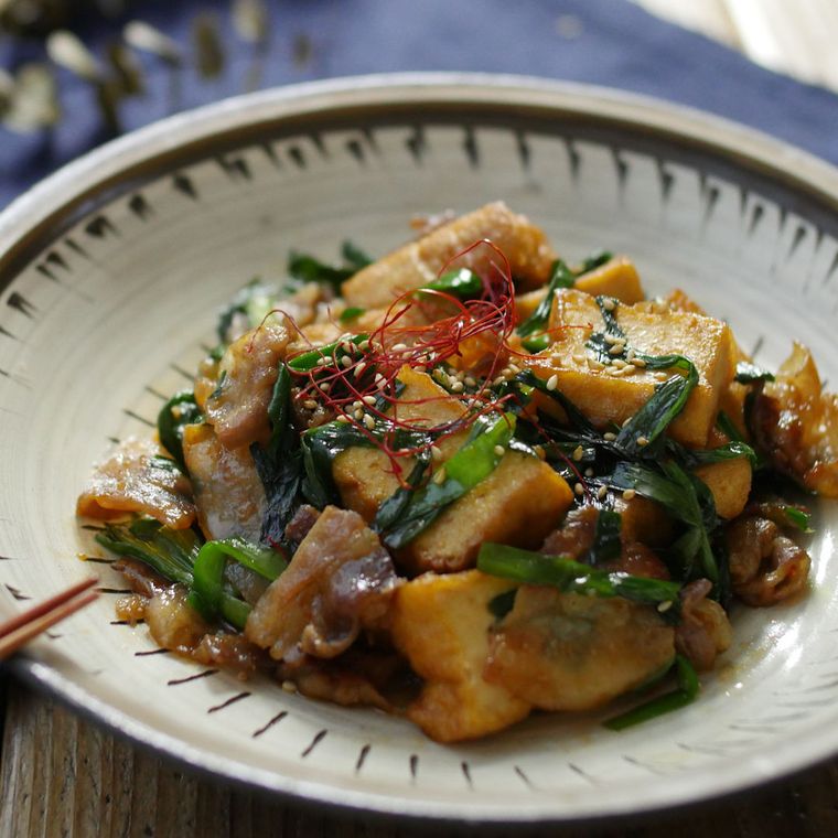 和風の皿に豚バラ肉と厚揚げのピリ辛炒め煮が盛られている様子