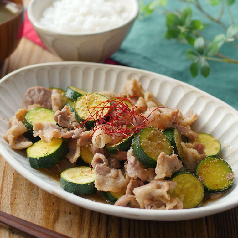 白い皿にズッキーニと豚バラ肉の甘辛煮が盛られている様子