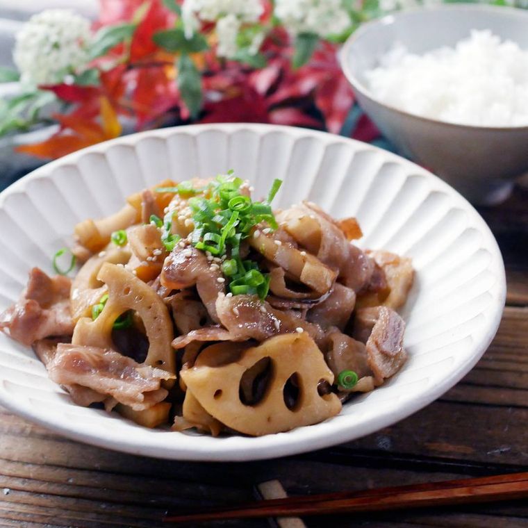 白い皿に豚バラ肉れんこんの甘辛炒め煮が盛られている様子