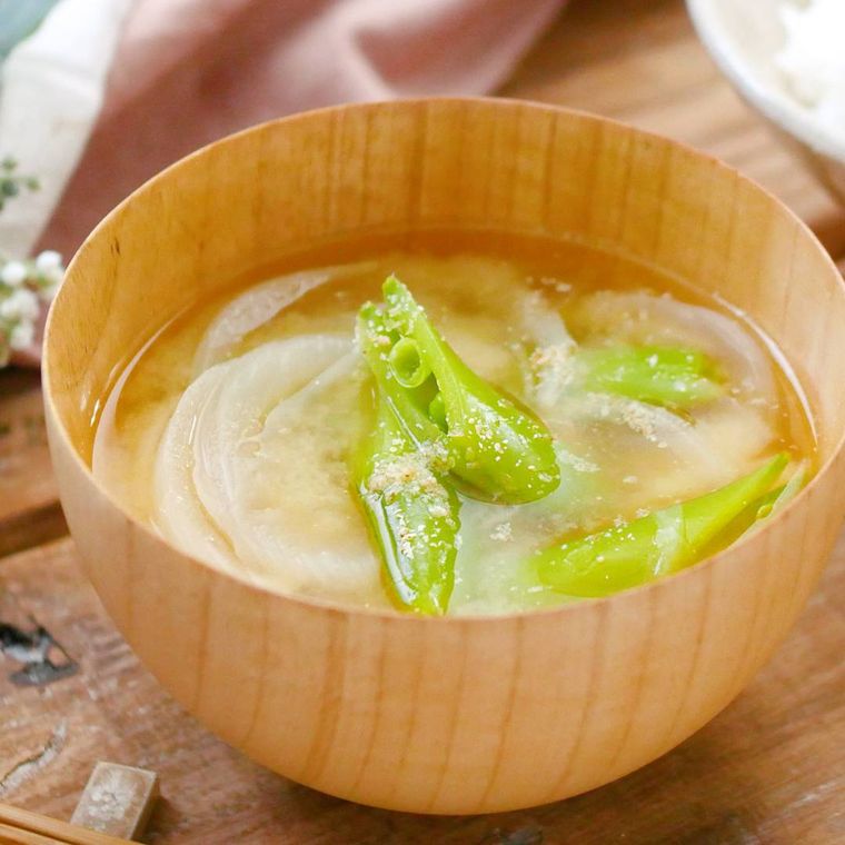 汁椀に入った新玉ねぎとスナップえんどうの味噌汁