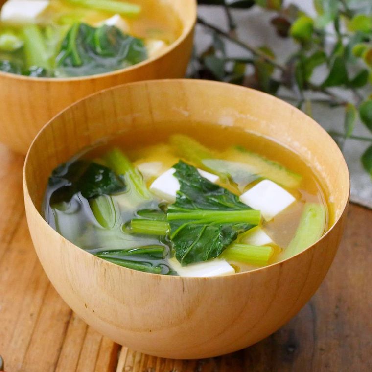 汁椀に入った小松菜と豆腐の味噌汁