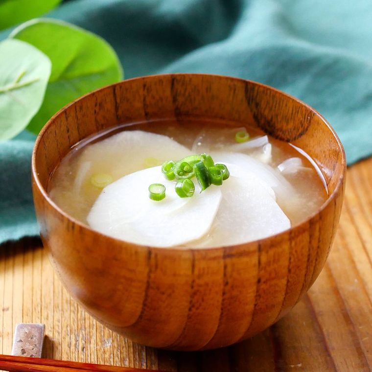 汁椀に入った里芋と玉ねぎの味噌汁