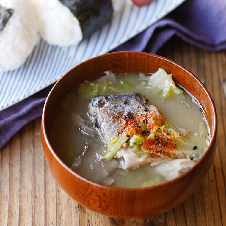 汁椀に入ったさば缶味噌汁と、皿に盛りつけられたおにぎり