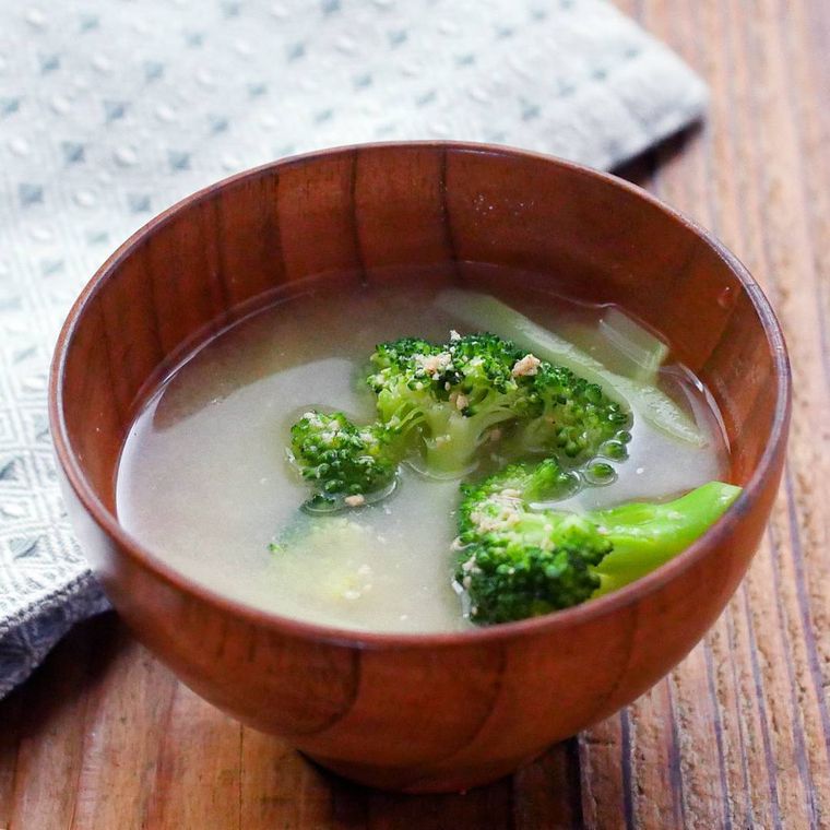 汁椀に入ったブロッコリーの味噌汁