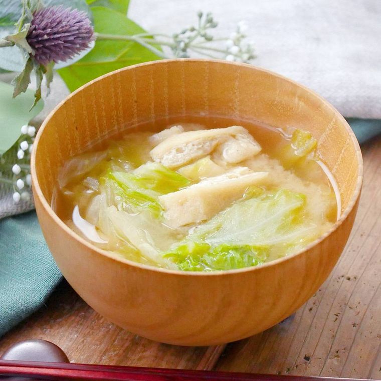 汁椀に入った油揚げとレタスの味噌汁