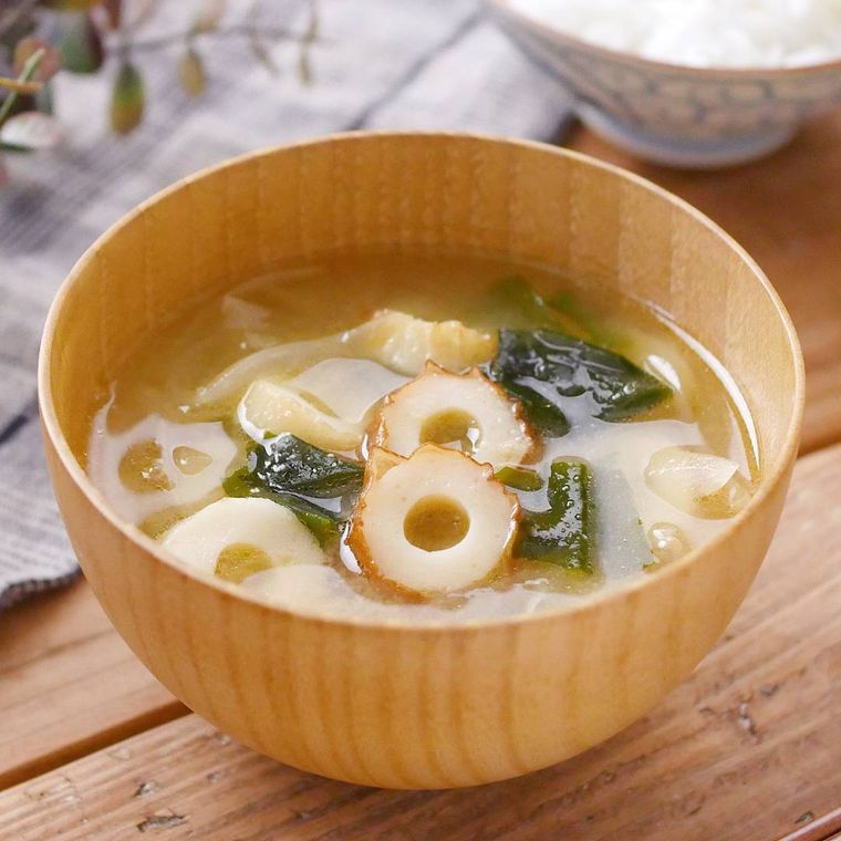 汁椀に入ったわかめとちくわの味噌汁