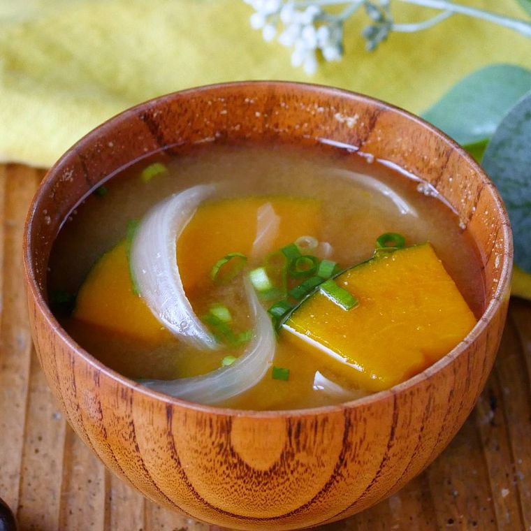 汁椀に入ったかぼちゃと玉ねぎの味噌汁