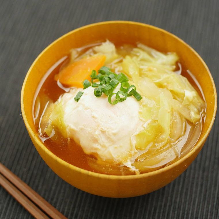 汁椀に入った落とし卵の味噌汁